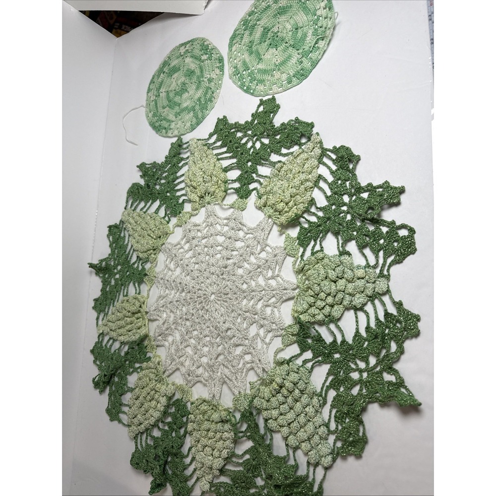 Doily 18 inch diameter green and‎ white with Glitter Thread &2 Small Coaster